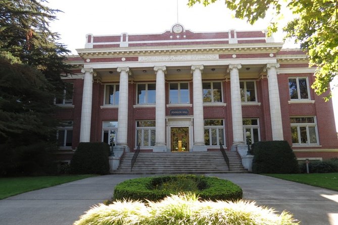 Self-Guided Scavenger Hunt: Eugene Waddle Around Campus - Who Will Love This Tour?